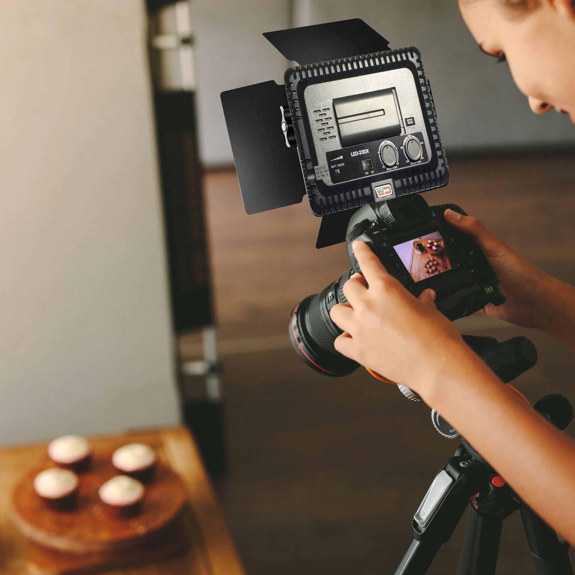 Ultimate Content Creator Studio Kit – LED Lighting, Shotgun Mic, 128GB SD Card, Tripod, Editing Suite & Flash Bracket - Image 4