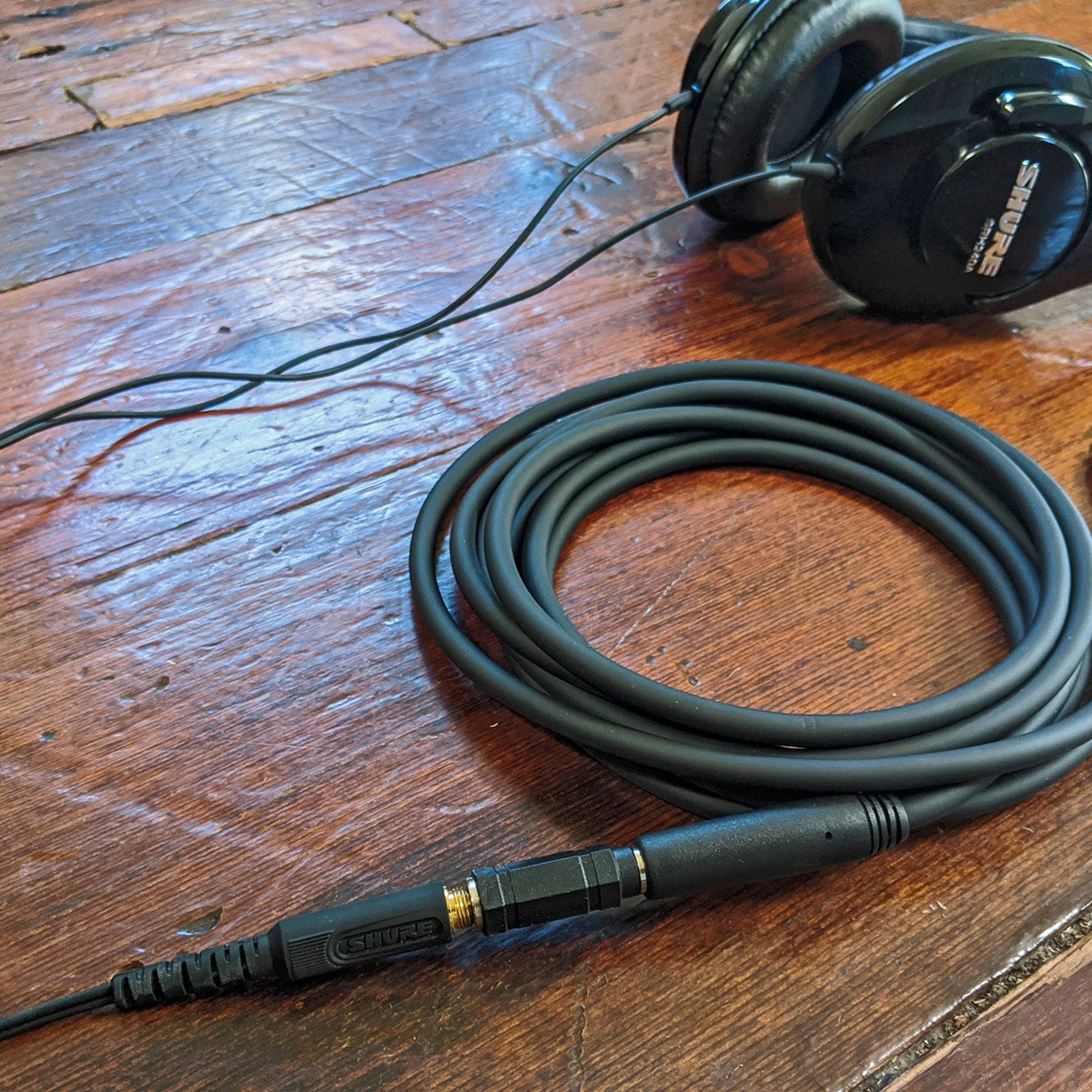Zoom AMS-22 2x2 USB Audio Interface for Music and Streaming 2 Inputs / 2 Outputs with Samson SR350 Over-Ear Stereo Headphones and Pig Hog Cables - Image 7